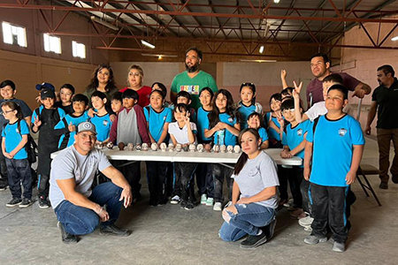Alumnos de la escuela USAER 106 participaron en un taller de cerámica impartido por artesanos de Mata Ortiz. Aprendieron sobre el legado cultural de Paquimé y vivieron una experiencia artística e inclusiva.