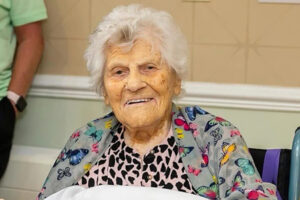 Ethel Caterham, de 115 años, fue reconocida como la persona más longeva del mundo tras la muerte de una monja brasileña. Nacida en 1909, ha vivido guerras, viajes y una vida inspiradora en el Reino Unido.