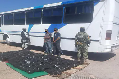 La FGR logró la vinculación a proceso de dos hombres detenidos en Janos, Chihuahua, con casi 500 kilos de metanfetamina. La droga fue asegurada en un autobús durante una revisión de rutina.