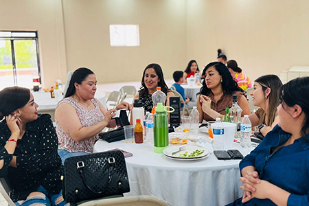 Maestros del municipio de Galeana fueron homenajeados en su día con un evento lleno de alegría. El presidente municipal agradeció su trabajo y reafirmó el compromiso con la educación local.