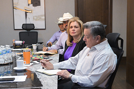 La gobernadora Maru Campos coordina con la Federación acciones para erradicar el Gusano Barrenador del Ganado y reanudar la exportación de bovinos a EE. UU., reforzando la sanidad animal en Chihuahua.