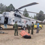 Un helicóptero de la Sedena realiza descargas de agua para controlar incendio en Madera, Chihuahua, que ha consumido 30,000 hectáreas.