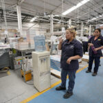 El IMSS alerta sobre los peligros del calor extremo en talleres y cocinas industriales. Temperaturas arriba de 32°C elevan un 10% los accidentes laborales.