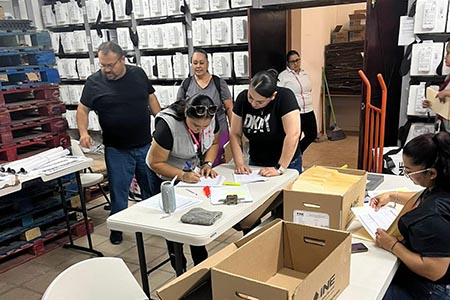 INE inicia la entrega de 3,504 paquetes electorales para la elección de cargos en el Poder Judicial. Más de 32 mil ciudadanos están capacitados para recibir el voto el próximo 1 de junio.