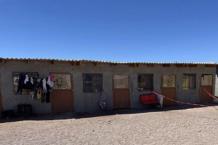 El 26 de mayo se reportó la muerte de una mujer de 24 años en el ejido Pancho Villa, Janos. La joven fue hallada sin vida al interior de una cuartería. Autoridades investigan el suceso.