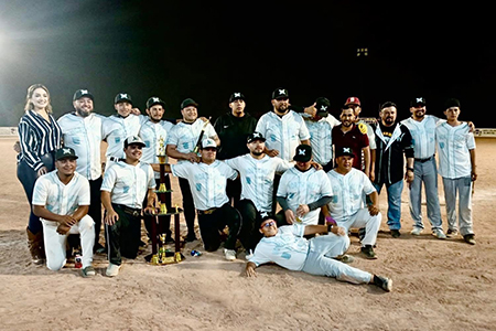 El equipo Kawamos se consagró campeón del Torneo Municipal de Softball Casas Grandes 2025 al vencer a Dogos Yakis en una intensa final. El evento reunió a nueve equipos y gran afición local.