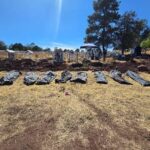Hallan cuerpos en fosas clandestinas en el panteón del Ejido La Norteña. La Fiscalía de Chihuahua investiga las identidades de las víctimas y realiza pruebas genéticas.