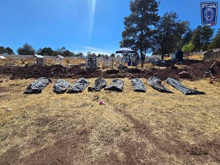 Hallan cuerpos en fosas clandestinas en el panteón del Ejido La Norteña. La Fiscalía de Chihuahua investiga las identidades de las víctimas y realiza pruebas genéticas.