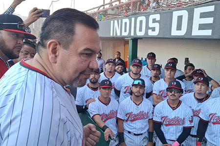 Cruz Pérez Cuéllar inauguró la Temporada 2025 de la Liga Estatal de Béisbol lanzando la primera bola y motivando a Los Indios de Juárez a jugar con el corazón. Ciudad Juárez arranca su pasión por el béisbol con un emotivo evento encabezado por su presidente municipal.