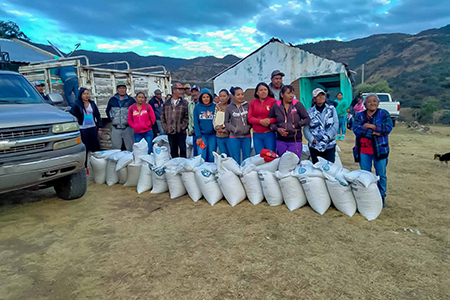 El DIF Estatal y SPyCI entregaron más de 600 apoyos alimentarios a familias Pima y Apache en Madera, Chihuahua. Se repartieron nueve toneladas de maíz y tres de frijol.