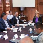 La gobernadora Maru Campos presidió la sesión de la Mesa Estatal de Seguridad, en la que se analizaron avances y estrategias con la Sedena, Guardia Nacional y Fiscalía General del Estado.