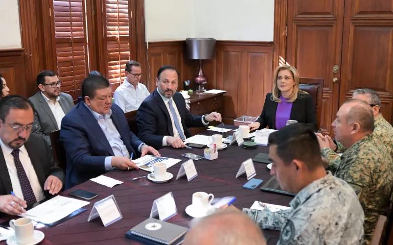 La gobernadora Maru Campos presidió la sesión de la Mesa Estatal de Seguridad, en la que se analizaron avances y estrategias con la Sedena, Guardia Nacional y Fiscalía General del Estado.