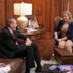 La gobernadora Maru Campos recibió al científico chihuahuense Luis Carlos Longoria, quien ha sido clave en la instalación de aceleradores para el tratamiento de cáncer en el estado.