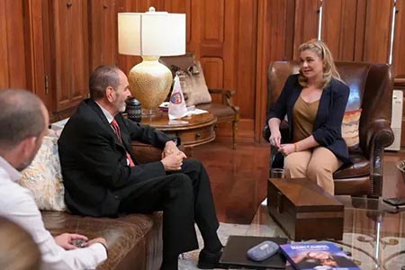 La gobernadora Maru Campos recibió al científico chihuahuense Luis Carlos Longoria, quien ha sido clave en la instalación de aceleradores para el tratamiento de cáncer en el estado.