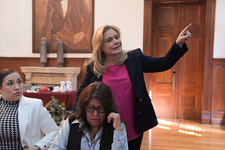 La gobernadora Maru Campos lideró la Mesa de Construcción de Paz en Chihuahua, reforzando estrategias contra feminicidios. Fiscalía reporta 13 carpetas en 2025 y 16 sentencias.