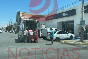 Una mujer fue trasladada de urgencia tras sufrir un presunto infarto en una sucursal bancaria de Nuevo Casas Grandes; paramédicos de la Cruz Roja respondieron al llamado este martes.