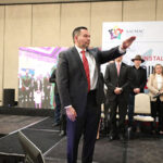 Cruz Pérez Cuéllar tomó protesta como coordinador estatal de la AALMAC en Chihuahua, encabezando una mesa plural para fortalecer la autonomía y gestión de los municipios del estado.