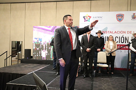 Cruz Pérez Cuéllar tomó protesta como coordinador estatal de la AALMAC en Chihuahua, encabezando una mesa plural para fortalecer la autonomía y gestión de los municipios del estado.