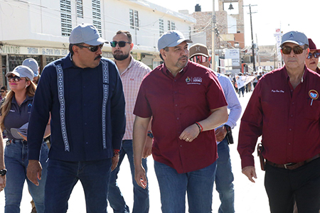 El alcalde Cruz Pérez Cuéllar participó en el desfile del Día del Trabajo en Juárez, organizado por la CTM. Participaron sindicatos de diversos sectores, destacando un ambiente de unidad laboral.