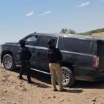 SSPE asegura vehículo robado en Namiquipa con equipo para producir narcóticos. Hallaron químicos, prensas y utensilios dentro de una GMC Yukon con reporte de robo en Nuevo México.