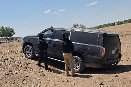 SSPE asegura vehículo robado en Namiquipa con equipo para producir narcóticos. Hallaron químicos, prensas y utensilios dentro de una GMC Yukon con reporte de robo en Nuevo México.