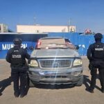 La SSPE aseguró una camioneta y armamento en Janos tras reporte ciudadano. Se incautó una escopeta, cartuchos y un chaleco en un vehículo sin series visibles, ya bajo custodia del MP estatal.