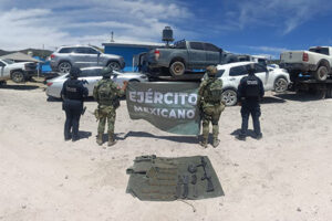 Elementos de Seguridad Pública recuperaron cinco vehículos con reporte de robo en Guadalupe y Calvo. En otro vehículo localizaron un arma larga y cartuchos útiles. Las investigaciones continúan.