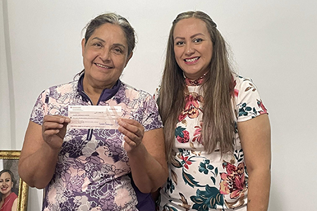 Edith Escárcega entrega apoyo económico a Raquel Quezada, quien perdió su casa por un incendio en la colonia Miguel Ángel Escárcega. El recurso ayudará a reconstruir su vivienda.