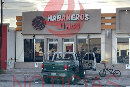 Un vehículo fue incendiado frente a Habanero Wings en Ciudad Juárez. Se encontró un mensaje en la banqueta exigiendo respeto a empleados. Autoridades investigan el hecho ocurrido esta madrugada.