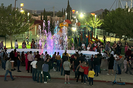 La presidenta de NCG, Edith Escárcega, reabrió la fuente de aguas bailarinas en la Macroplaza, sumando un nuevo atractivo turístico para la ciudad. El acto cerró los festejos del Día del Niño.
