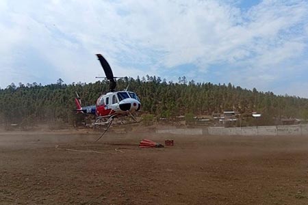 El Gobierno de Chihuahua suma una tercera aeronave para controlar el incendio en Madera, ya controlado en un 80 %. Brigadas y autoridades trabajan en Las Palanganas para evitar mayores daños.