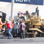 El Gobierno Municipal de Nuevo Casas Grandes rehabilitó un tramo de la avenida 16 de Septiembre, mejorando 1,950 m² con mortero asfáltico tras instalar nueva tubería de drenaje. Recursos del REPUVE.