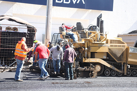 El Gobierno Municipal de Nuevo Casas Grandes rehabilitó un tramo de la avenida 16 de Septiembre, mejorando 1,950 m² con mortero asfáltico tras instalar nueva tubería de drenaje. Recursos del REPUVE.