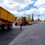 La avenida Benito Juárez de Nuevo Casas Grandes fue renovada con mortero asfáltico en 2,821 m². La intervención mejora la seguridad, reduce traslados y favorece a más de 10 mil automovilistas.