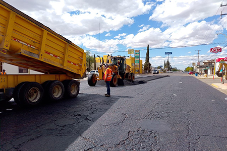 La avenida Benito Juárez de Nuevo Casas Grandes fue renovada con mortero asfáltico en 2,821 m². La intervención mejora la seguridad, reduce traslados y favorece a más de 10 mil automovilistas.