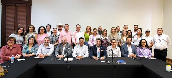 Autoridades y representantes turísticos participaron en un taller para fortalecer la estrategia de los Pueblos Mágicos de Chihuahua, promoviendo su historia, cultura y turismo de aventura.