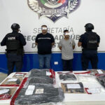 José Eduardo y Manuel Alejandro fueron arrestados en Chihuahua con “cristal”, armas, chalecos balísticos y radios. SSPE realizó la detención tras identificar vehículo implicado en delito.
