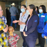 Autoridades de salud se reunieron con líderes menonitas en Cuauhtémoc y Riva Palacio para reforzar campañas de vacunación ante el brote de sarampión. La OPS supervisó los trabajos casa por casa.