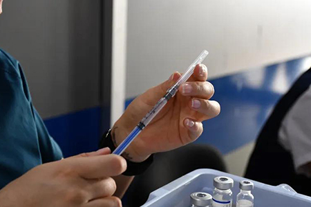 Dos niños menonitas murieron por sarampión en Chihuahua al no estar vacunados. Salud urge aplicar dosis SRP para evitar más tragedias.