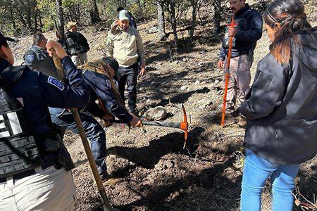 La Fiscalía de Chihuahua confirmó la identificación de cuatro cuerpos más en fosas clandestinas en Casas Grandes, sumando 28 víctimas reconocidas. Las investigaciones continúan en El Willy y Mesa de La Avena.