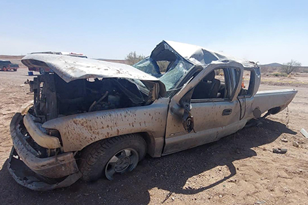 Trágico accidente en Chihuahua: Tres jóvenes fallecieron este domingo tras la volcadura de una Pick Up gris sin placas en la colonia Cerro Blanco. Las edades de las víctimas oscilan entre 15 y 30 años.