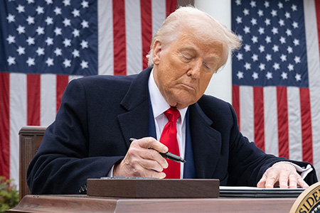Donald Trump anuncia que el T-MEC será renegociado en 2026, con posibilidad de ajustes o cancelación si no se cumplen sus términos.