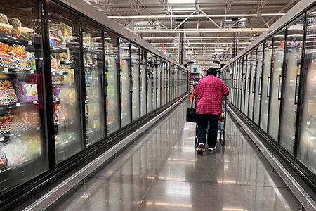 Donald Trump exige a Walmart asumir costos de aranceles en redes sociales. La empresa advierte aumentos de hasta 29% en productos como asientos infantiles.