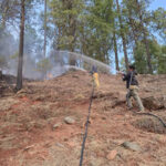 Brigadistas voluntarios de Ciudad Juárez se suman al combate del incendio en Madera, Chihuahua. Necesitan agua, alimentos, herramientas y equipo de protección. Se organizan colectas en Duke Shop y vía telefónica para llevar insumos a primera línea de fuego.