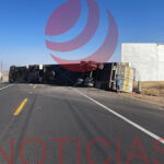 Un tractocamión volcó en el kilómetro 242 de la carretera NCG–Janos, obstruyendo ambos carriles. Autoridades trabajan en el retiro de la unidad para restablecer el tránsito.