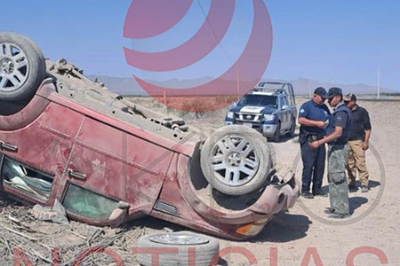 Un auto volcó tras reventarse una llanta en el tramo Benito Juárez-Villa Ahumada. El conductor fue atendido por paramédicos sin necesidad de traslado hospitalario. Piden manejar con precaución.