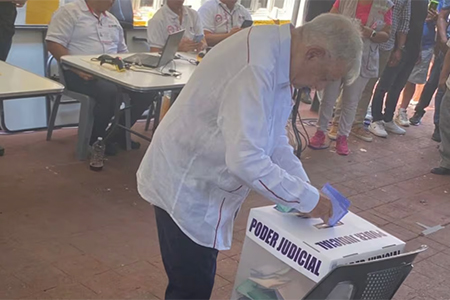 Andrés Manuel López Obrador votó en Chiapas en la primera elección del Poder Judicial. Elogió a Claudia Sheinbaum como la mejor presidenta del mundo y anunció que escribe sobre cultura mexicana.