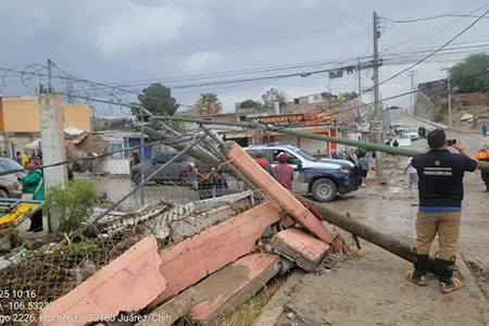 Tras las fuertes lluvias en el norponiente de Ciudad Juárez, autoridades habilitan el albergue La Montada para atender a familias afectadas en las colonias Felipe Ángeles y Fronteriza Baja.