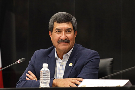 El abogado de César Duarte acusa a Javier Corral de manipular a Conagua para demoler una represa en su rancho. Afirma que fue parte de una persecución política y exige se investigue el uso de instituciones federales.