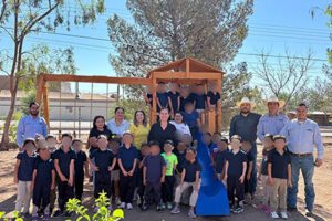 El alcalde Roberto Lucero entregó juegos infantiles en cuatro preescolares de Casas Grandes. Jardines de niños de Juan Mata Ortiz, Colonia Juárez y más recibieron el equipo con apoyo del ICHIFE.